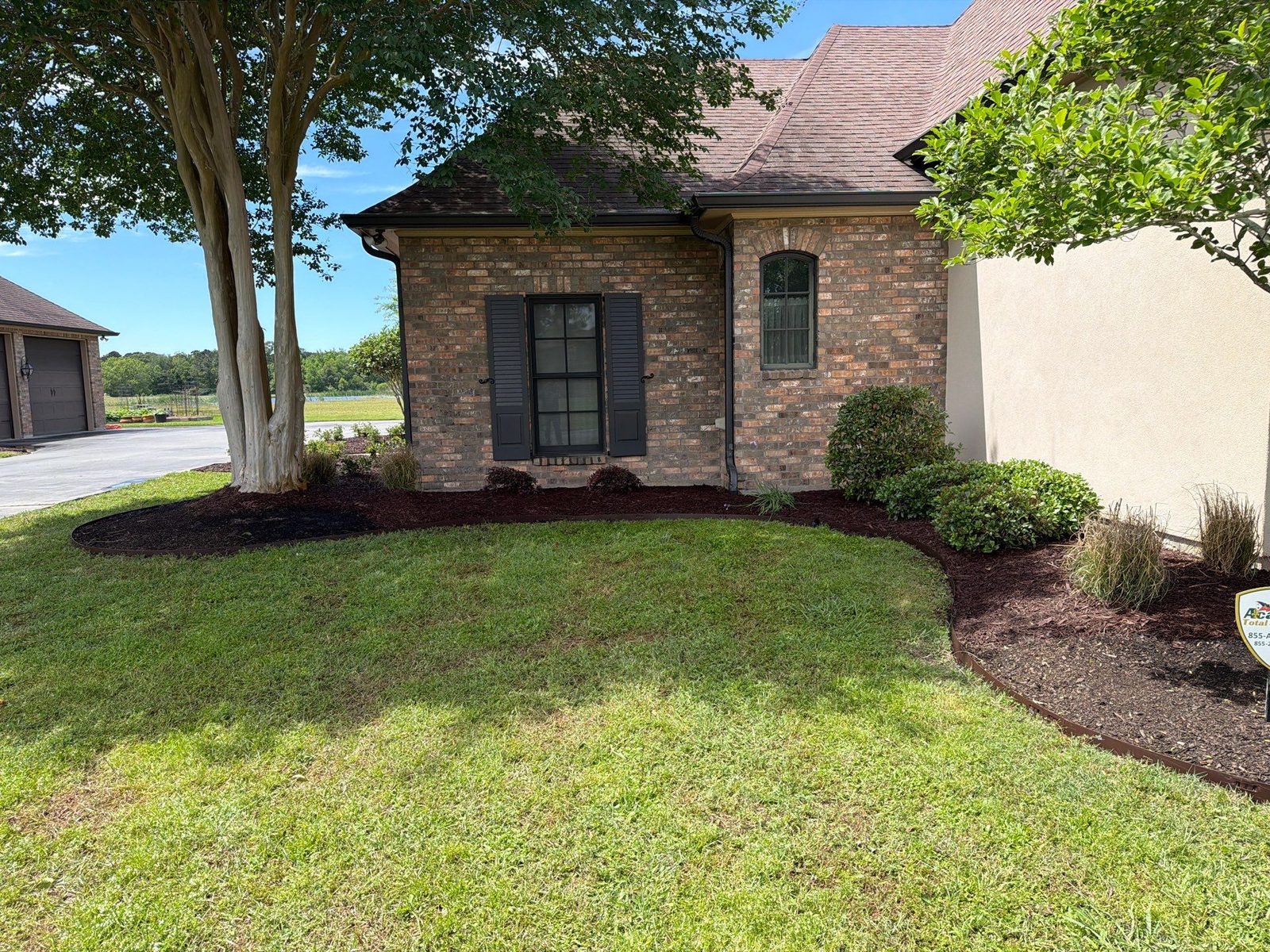 Fresh mulch beds & clean edging by Hornsby Landscaping
