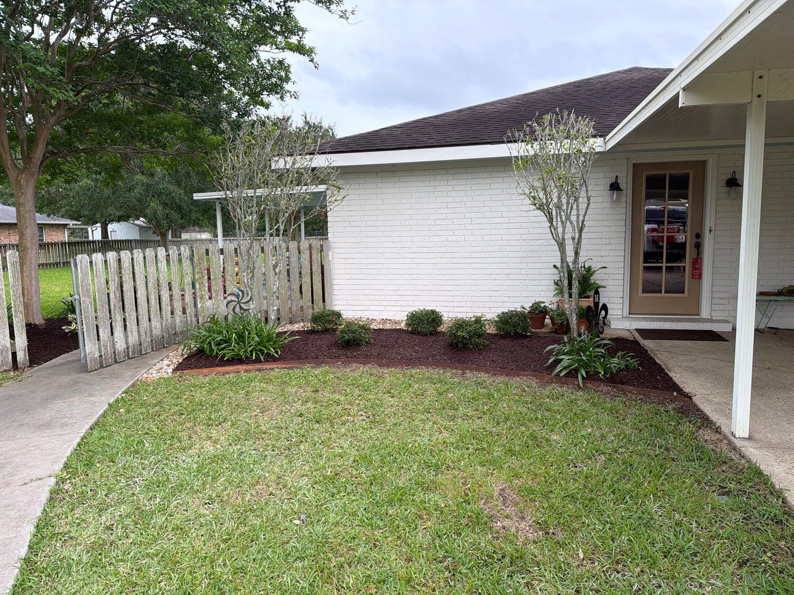 Fresh mulch & entry plantings by Hornsby Landscaping